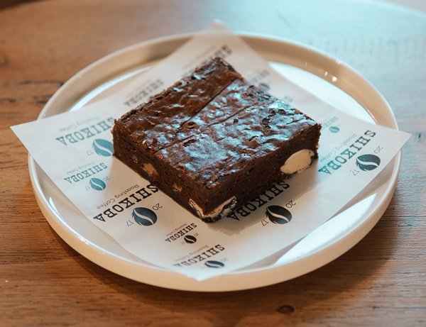 Beyaz Çikolatalı Cevizli Browni(Orijinal Belçika Çıkolatası ile Servis)