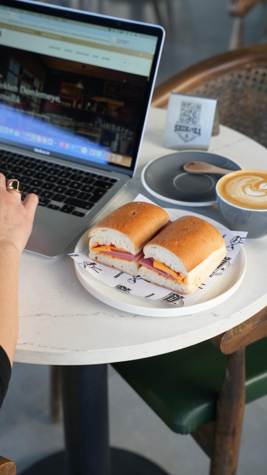 Cheddar Peynirli Dana Jambonlu Panini