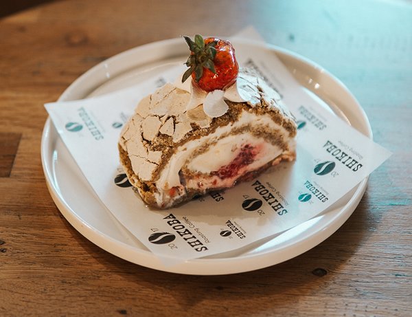 Badem Unlu Antep Fıstıklı Pavlova